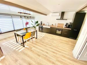 Kuchnia lub aneks kuchenny w obiekcie L’appartement du Fayé avec jacuzzi privé