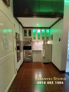 uma cozinha com um frigorífico e uma bancada em Condo near NAIA Terminals Fasanvej Studio NETFLIX em Manila