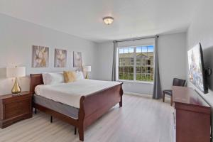 4804 Cayview Avenue 305 في أورلاندو: غرفة نوم بسرير كبير ونافذة +47 صورة