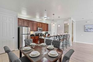 4804 Cayview Avenue 305 في أورلاندو: مطبخ وغرفة طعام مع طاولة وكراسي