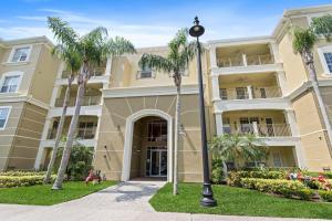 4804 Cayview Avenue 305 في أورلاندو: مبنى أمامه أشجار نخيل