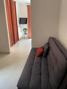 un grande letto in una stanza con cuscini arancioni e neri di B & B Piazza Angioina a L'Aquila