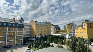 - une vue sur une ville avec des bâtiments et des arbres dans l'établissement Hotel Verhovina, à Kiev