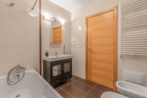 een badkamer met een bad, een wastafel en een toilet bij Apartamento Figueiras in Nazaré +18 foto's