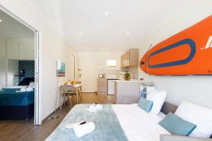 uma pequena sala de estar com um sofá e uma cozinha em Les 3 Palmiers YourHostHelper em Cannes
