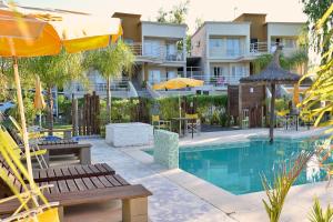 a resort with a pool and tables and umbrellas at Terra y Rio in Gualeguaychú +76 photos