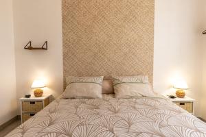 1 dormitorio con 1 cama con 2 mesitas de noche en L'appart Gervaisien, en Saint-Gervais-la-Forêt