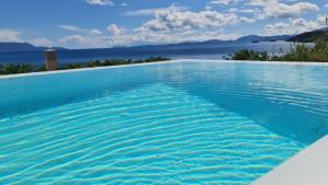 una piscina con vistas al agua en Villa Kalamos, beachfront, en Pogoniá