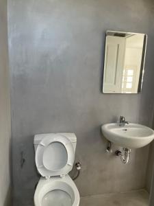 uma casa de banho com um WC e um lavatório em Alesta em Aggelika