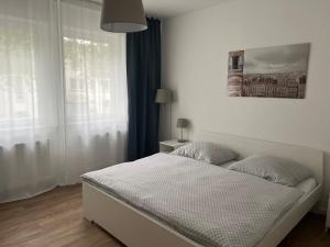 - une chambre avec un lit blanc et une fenêtre dans l'établissement Holiday Home, à Brême