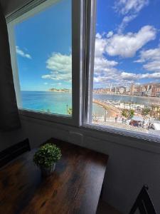 um quarto com uma janela com vista para a praia em Plaza santa Ana em Benidorm
