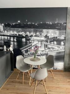 una mesa y sillas con vistas a la ciudad en Apartamenty, en Miechów