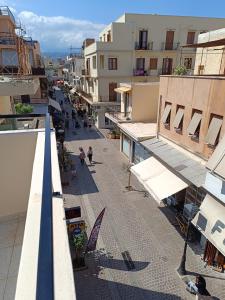 uma vista panorâmica de uma rua da cidade com edifícios em Vesta suite&studio in Chania Old Town em Chania