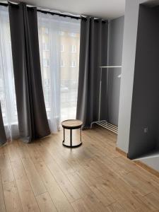 een kamer met een tafel voor een groot raam bij Apartamenty in Miechów