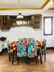 jadalnia ze stołem i krzesłami w obiekcie Darjeeling Homestay w mieście Dardżyling