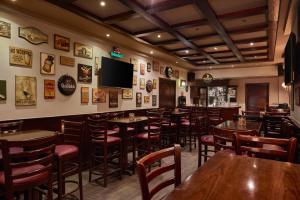 een bar met houten tafels en stoelen in een restaurant bij Golden Carven Hotel in Caïro