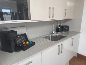 Η κουζίνα ή μικρή κουζίνα στο Dafarn Newydd Lodge