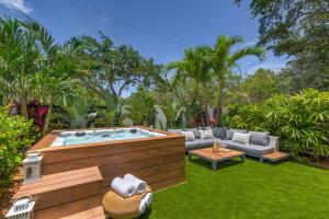 einen Hinterhof mit Whirlpool im Gras in der Unterkunft Luxury OASIS of Las Olas -2 Story home w HOT TUB in Fort Lauderdale