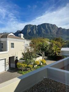 widok na dom z górami w tle w obiekcie Elgin Townhouse-Excellent location w Kapsztadzie