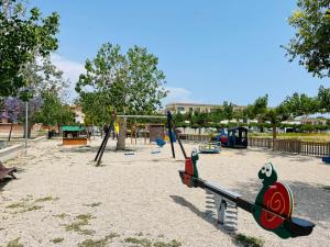 un parque con parque infantil con columpio en Casa Amparo CUARTO DE BAÑO REFORMADO Y TUBERÍAS NUEVAS, en Deltebre