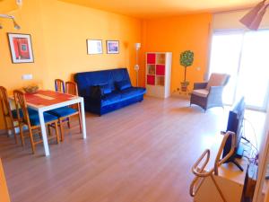 Posedenie v ubytovaní GMID IMMO A222 Gregal Piso 2 habitaciones, parking y piscina