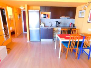 Kuchyňa alebo kuchynka v ubytovaní GMID IMMO A222 Gregal Piso 2 habitaciones, parking y piscina
