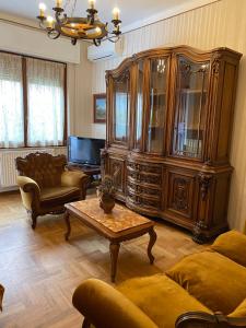 una sala de estar con un gran centro de entretenimiento de madera en Da Gianni al Mare, en Lavagna