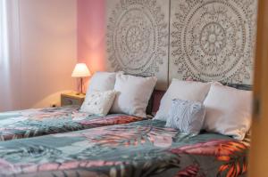1 dormitorio con 1 cama con 2 almohadas en Villa vacacional Taty en Llanes