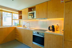Kuchyňa alebo kuchynka v ubytovaní Oporto City View - Guest House Suites