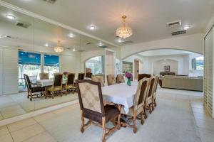 Χώρος καθιστικού στο 3 Mi to the Strip - Las Vegas Estate with Pool!