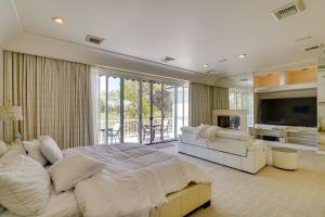 een grote slaapkamer met een groot bed en een televisie bij Elegant Las Vegas Estate with Pool about Near Strip in Las Vegas