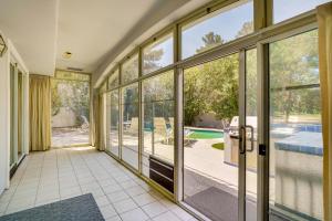 Πισίνα στο ή κοντά στο 3 Mi to the Strip - Las Vegas Estate with Pool!