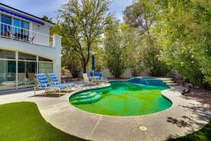 - une piscine dans l'arrière-cour d'une maison dans l'établissement Elegant Las Vegas Estate with Pool about Near Strip, à Las Vegas