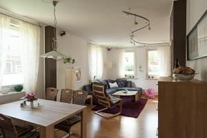 a living room with a couch and a table and chairs at Ferienwohnung Erika Constabel in Wietze
