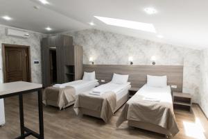 Pokój szpitalny z dwoma łóżkami i stołem w obiekcie Апсилиа w mieście Suchumi