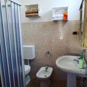 La salle de bains est pourvue de toilettes et d'un lavabo. dans l'établissement Casa Salento Maria, à Marina di Mancaversa