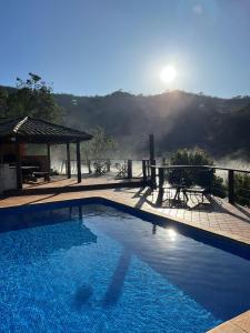 una piscina con vistas a la montaña en Pousada Fecho da Serra, en Capitólio