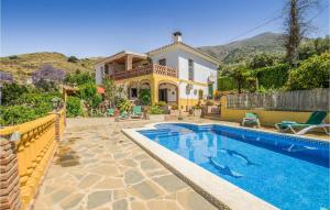 een huis met een zwembad voor een huis bij Stunning Home In Mijas With Swimming Pool in Mijas