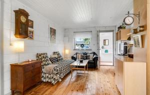 sala de estar con sofá y mesa en 2 Bedroom Gorgeous Home In Eskebjerg en Eskebjerg