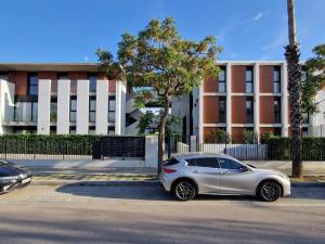 a silver car parked in front of a building at Espectacular piso nuevo con piscina in Platja  d'Aro