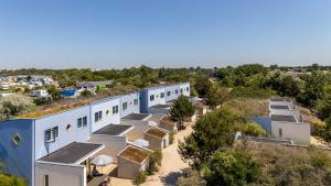 una vista aérea de una fila de edificios en Molecaten Park Noordduinen, en Katwijk