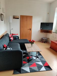 een woonkamer met een bank en een tafel bij FeWo Bad Kösen Loreleypromenade in Bad Kösen