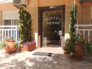 una puerta delantera de un hotel con plantas y flores en Villa Vienni, en Paralia Katerinis