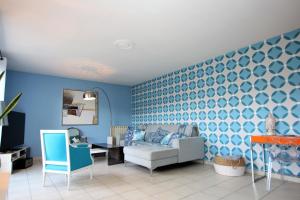 ein Wohnzimmer mit einem Sofa und einer blauen Wand in der Unterkunft HSUD0145-La manda in Colomars