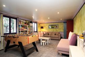 ein Wohnzimmer mit Tischfußball und Sofa in der Unterkunft HSUD0145-La manda in Colomars