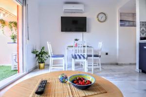 Televízia a/alebo spoločenská miestnosť v ubytovaní Blue Marine Home - Parking, Pool, AC, WiFi
