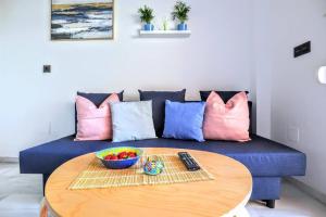 Posedenie v ubytovaní Blue Marine Home - Parking, Pool, AC, WiFi