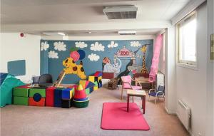 um quarto para crianças com uma área recreativa com equipamento infantil em Beautiful Apartment In Tisleidalen With House A Mountain View em Golsfjellet