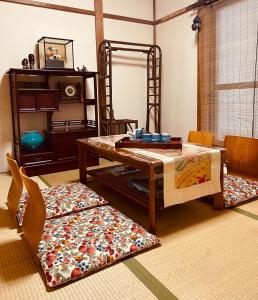 sala de estar con mesa de madera y alfombra en Osaka KAYA Traditional Tatami house 2-6 ppl near station and park direct to KIX airport en Osaka