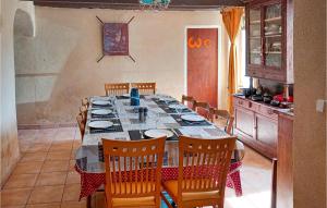 comedor con mesa con sillas y cocina en Gorgeous Home In Vinsobres With Private Swimming Pool, Can Be Inside Or Outside, en Vinsobres